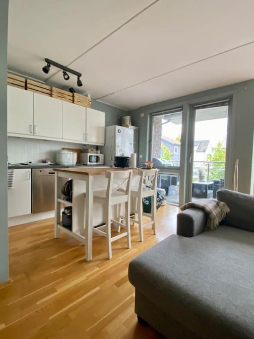 Sentralt I Med Solrik Balkong Og Parkering - Perfekt For Ons Stavanger