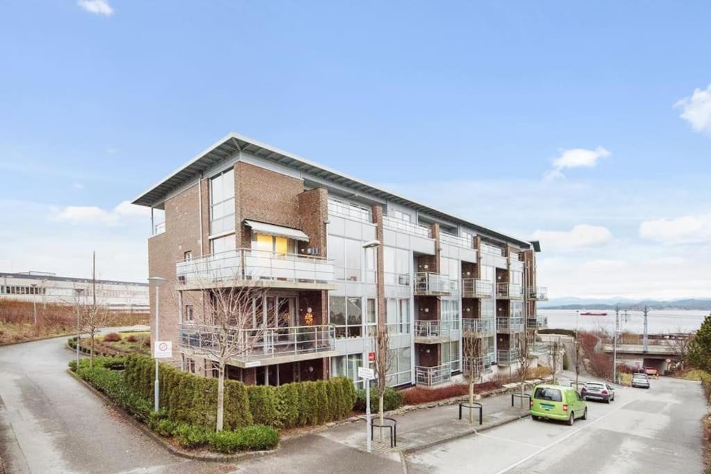 Sentralt I Med Solrik Balkong Og Parkering - Perfekt For Ons Apartamento